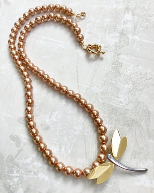 Colier perle de Mallorca aurii aramii & libelula inox