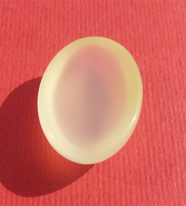 Cabochon agata alb-galbuie aprox 25x18x9 mm