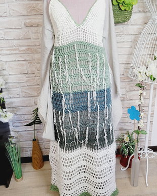 Rochie accesorizată în verde