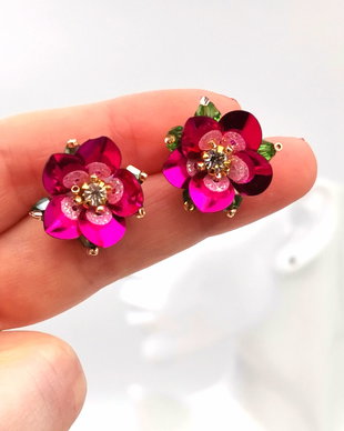 Rezervat Cercei - Little Magenta Flowers