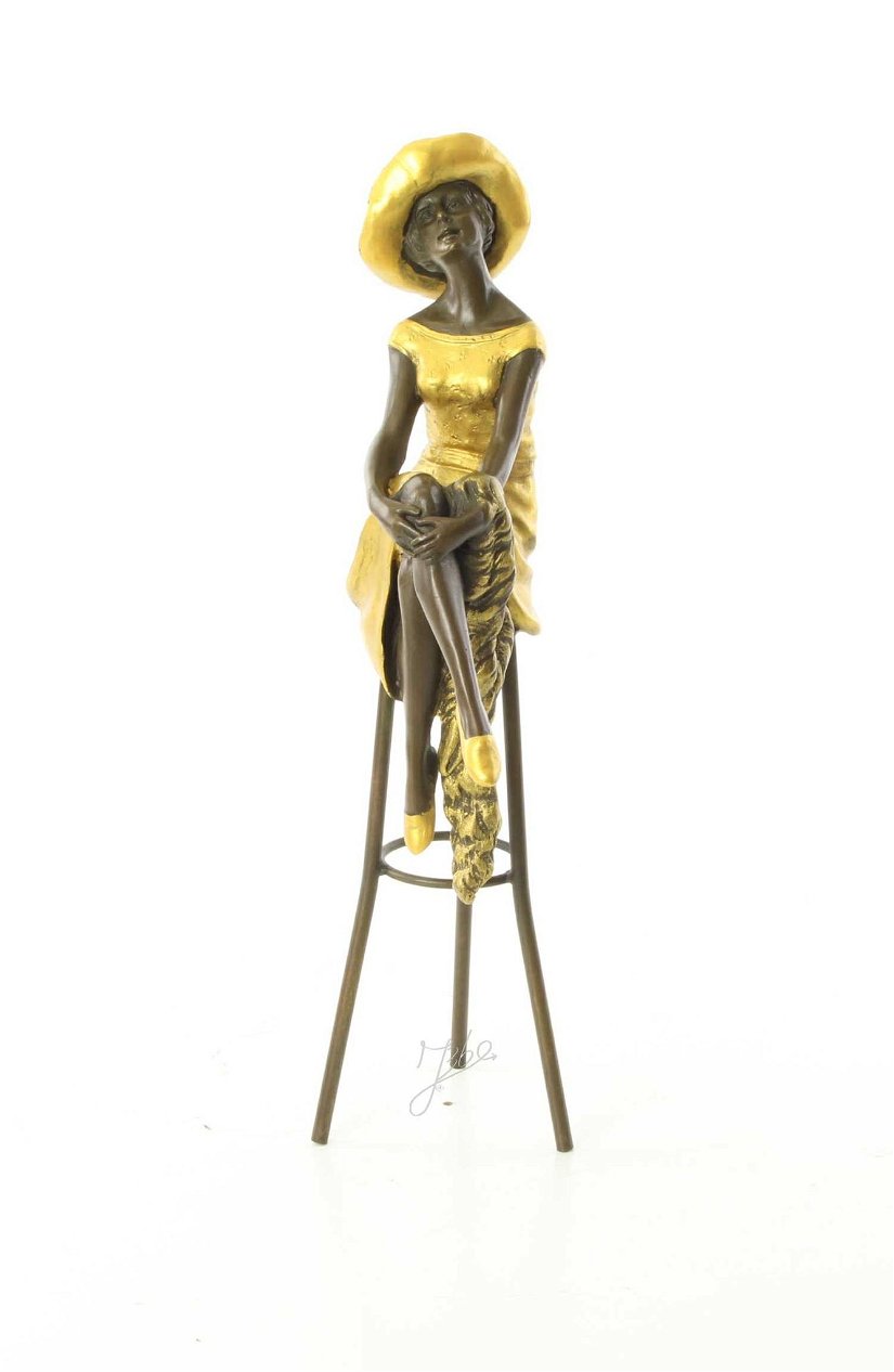 Doamna- statueta din bronz pictat pe soclu