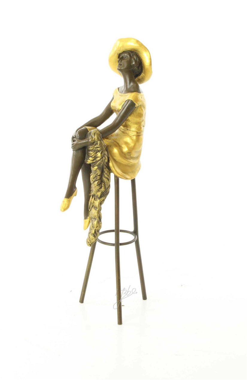 Doamna- statueta din bronz pictat pe soclu