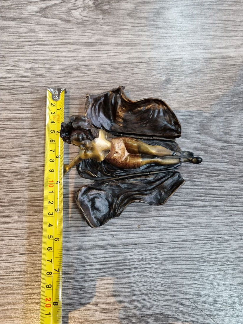 Doamna sezand- statueta din bronz pictat