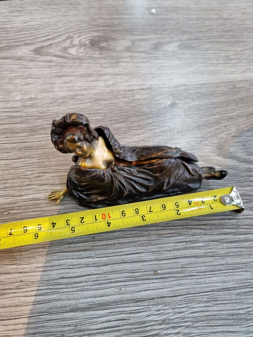 Doamna sezand- statueta din bronz pictat