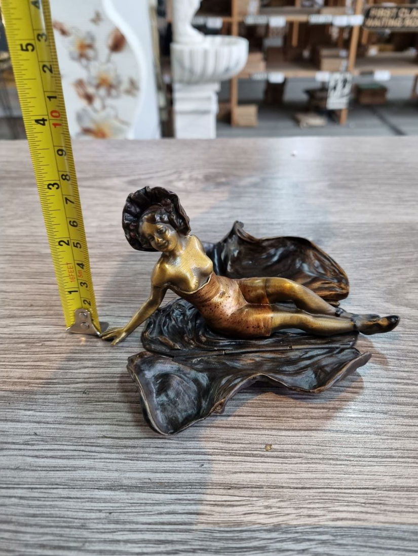 Doamna sezand- statueta din bronz pictat