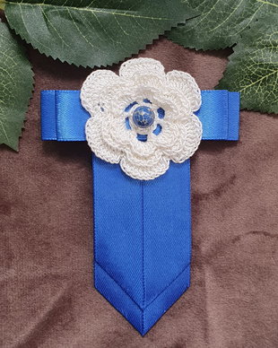 Brosa jabou cu Regalit albastru, Brosa eleganta