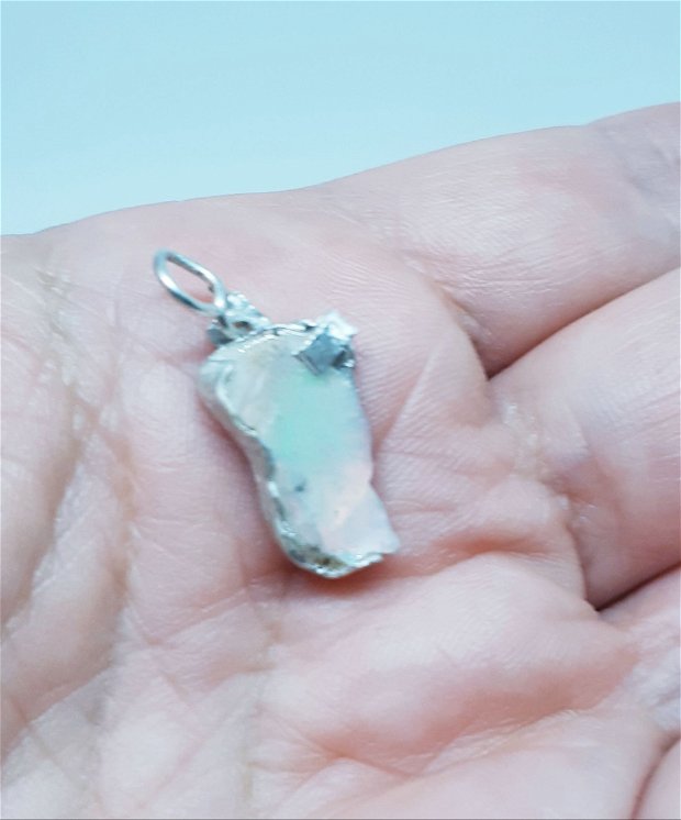 Pandantiv unicat, cu design organic, cu un opal etiopian brut imbracat in argint pur