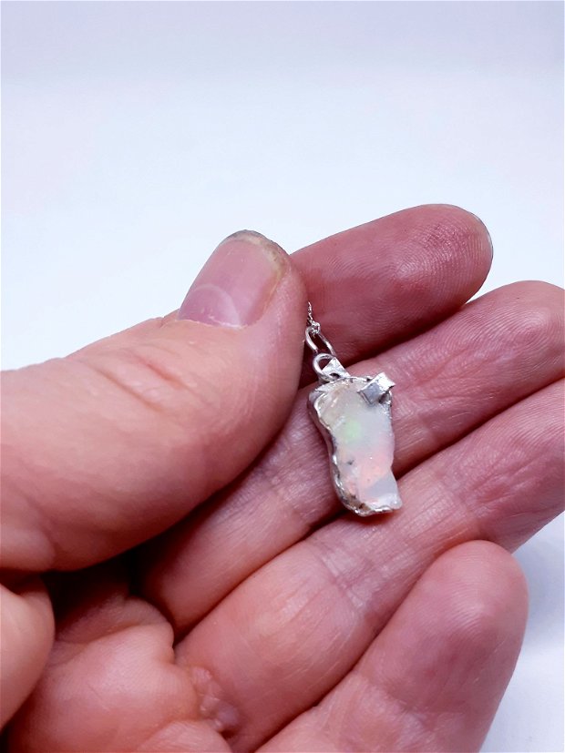 Pandantiv unicat, cu design organic, cu un opal etiopian brut imbracat in argint pur