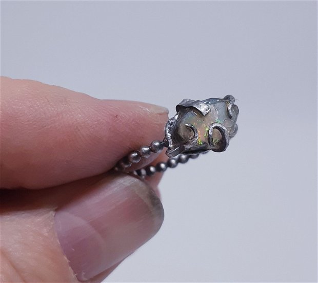 Inel unicat minimalist din argint, cu opal etiopian brut
