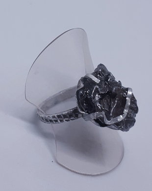 Inel unicat din argint fin, cu design organic si un meteorit