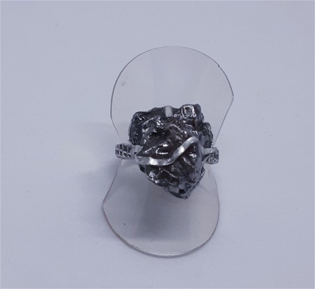 Inel unicat din argint fin, cu design organic si un meteorit
