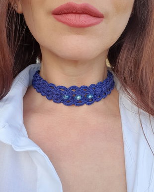 Colier bleumarin dantelat, Choker statement