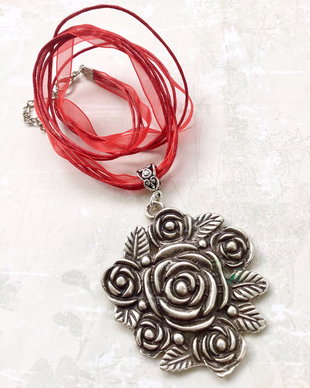 Pandantiv MARTISOR trandafir stilizat & snur organza rosu
