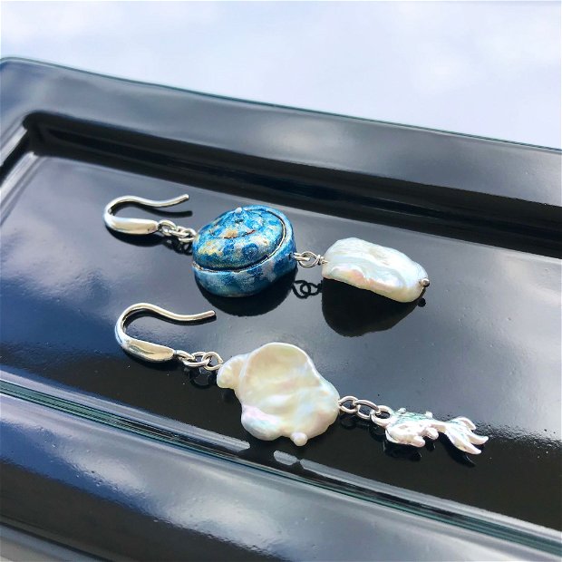 Cercei asimetrici din argint 925 cu perle baroc, scoica si charm peștișor