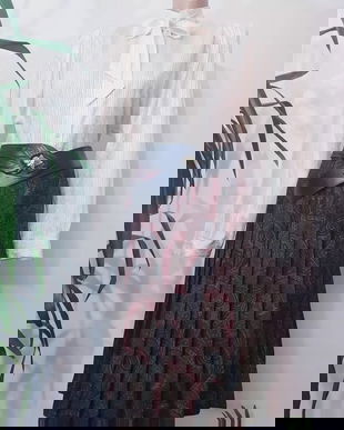 Fusta in pliuri, imprimeu paysley si bluza cu funde