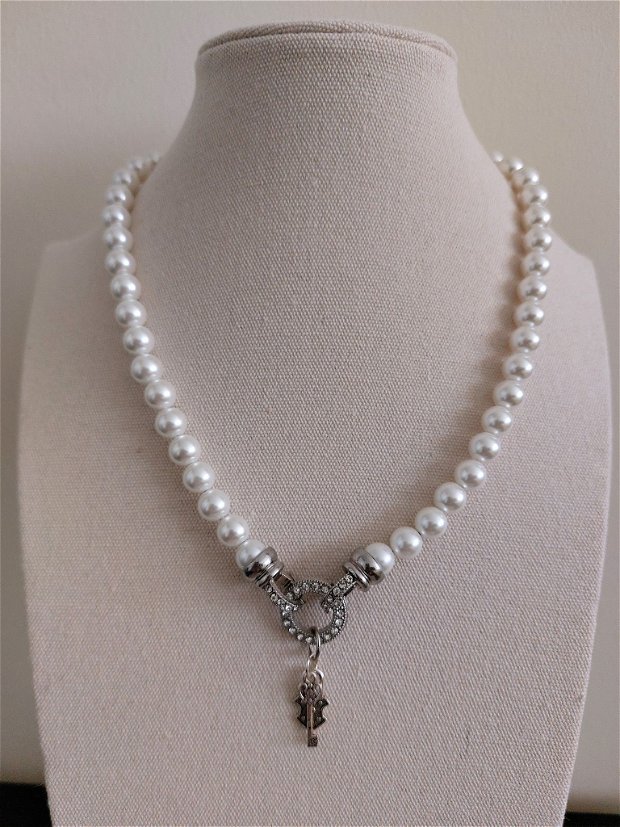 colier perle rotunde albe cu pandantiv cheita  si lacat, argint 925, cutiuță bijuterii  gratuit