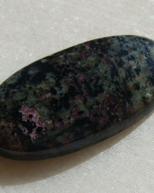 Cabochon eudialit (INDIA - lucrat manual) aprox 38x19.5x6 mm