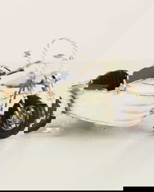 Model de motocicleta cu atas