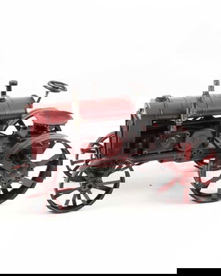 Model de tractor rosu
