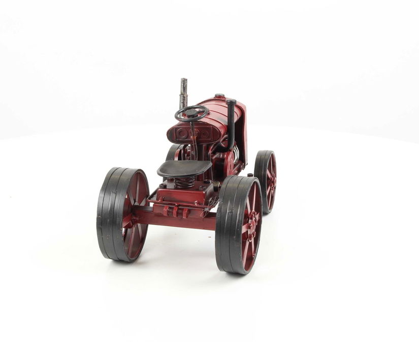 Model de tractor rosu