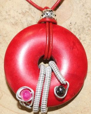 Colier handmade cu pandantiv donut din howlit si ornament din sarma