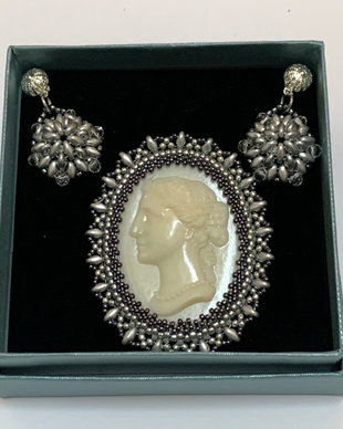 BROSA ȘI CERCEI ~EXQUISITE~camee,toho,superduo,cristale fatetate,accesorii argintate