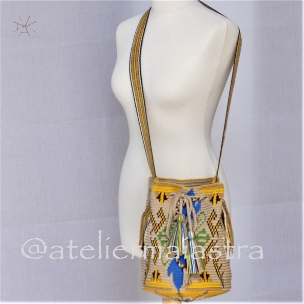 geanta handmade ornamentata cu motivele populare din Muntenia patru cai si flori de cuisoare
