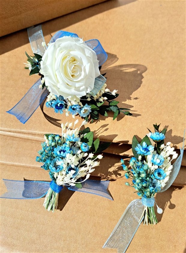 Cocarde nuntă/ Brățări domnișoare onoare-flori naturale uscate și criogenate , Alb Bleu ciel