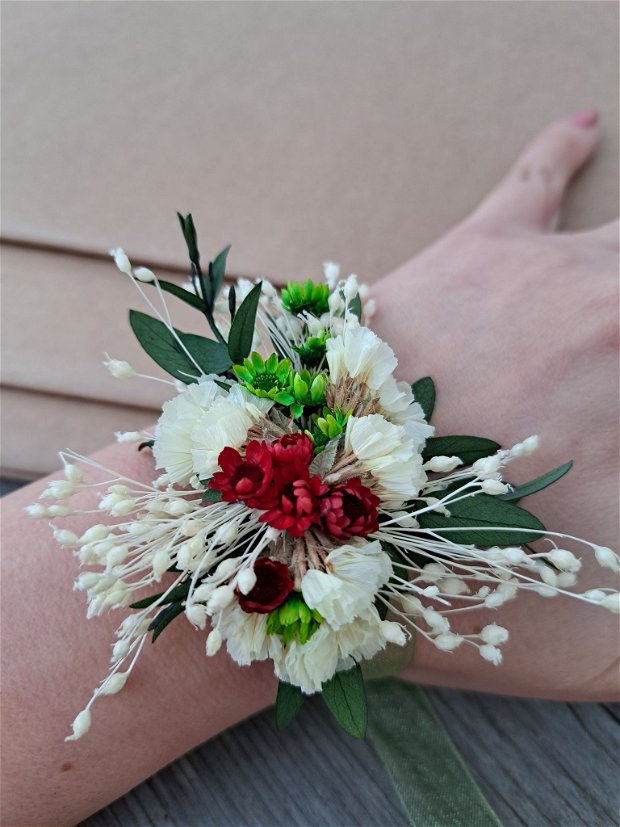 Brățări domnișoare onoare/ Corsaje nuntă-flori naturale uscate și criogenate,  Grena/ Burgundy/ Marsala Alb Verde