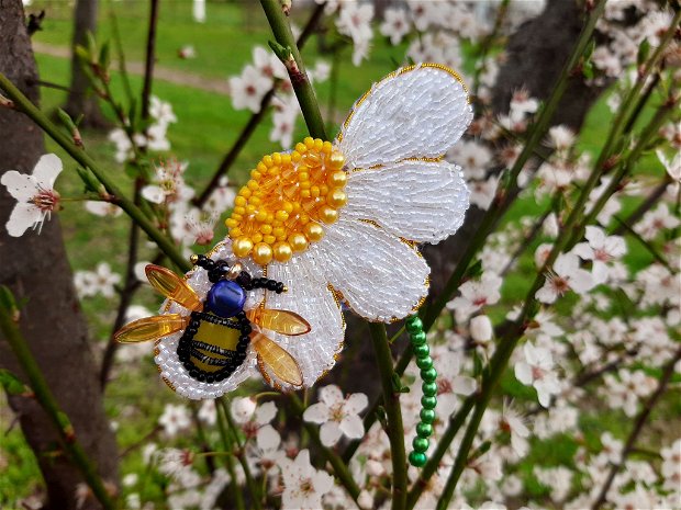 Brosă Margareta cu albină