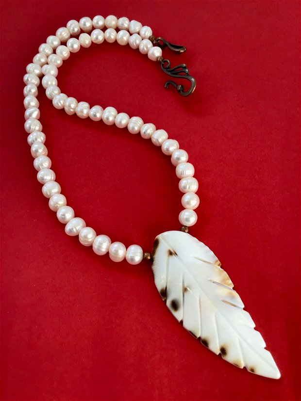 Colier CHOKER perle de cultura & frunza scoica naturala