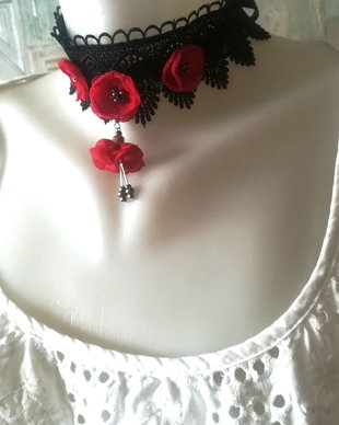 chocker dantelat negru cu flori rosii