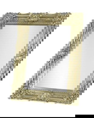 Oglinda cu o rama argintie cu decoratiuni