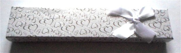 Cutie de carton alb cu model inimii argintiu si fundita alb