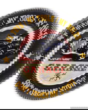 Decoratiune metalica cu o reclama la un garaj