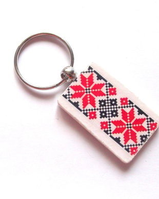 breloc pe lemn cu motiv traditional 43044