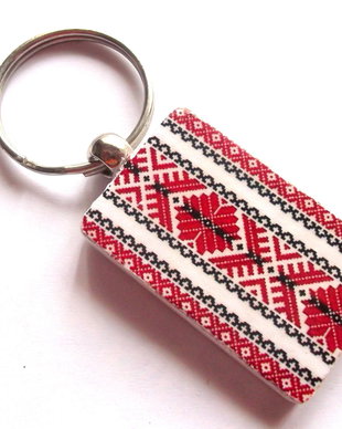 breloc pe lemn cu motiv traditional 43045