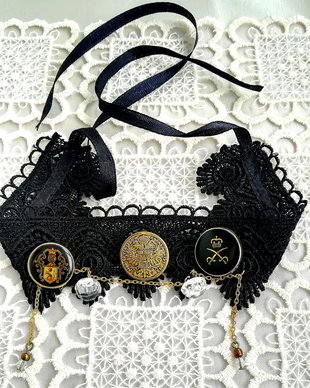 Chocker dantelat negru auriu cu tema heraldica