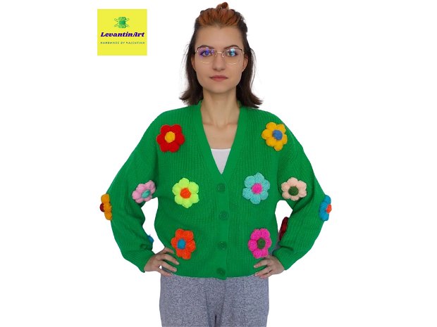 Camp cu Flori - Pulover dama diverse culori decorat cu flori 3D multicolore. Jacheta cu nasturi reinterpretata inflorata. Cardigan dama cu flori handmade. LA COMANDA