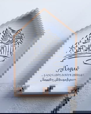 Cuier pentru chei tip casuta, personalizat cu nume HOME