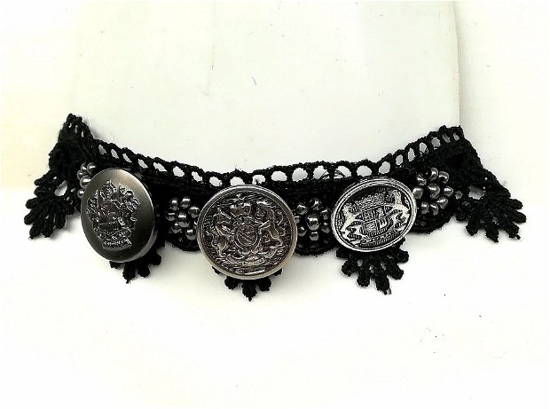 Chocker dantelat negru argintiu antic cu tema heraldica
