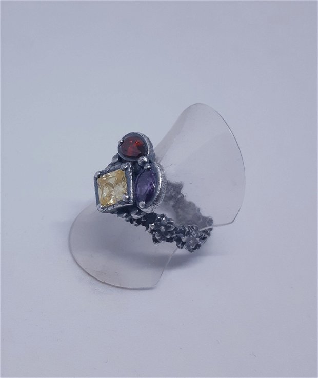 Inel unicat din argint fin, multicolor, cu cubic zirconia montate pe o  banda inflorata