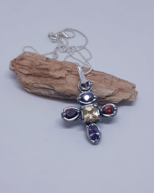 Pandantiv unicat, in forma de cruce de argint fin cu cubic zirconia