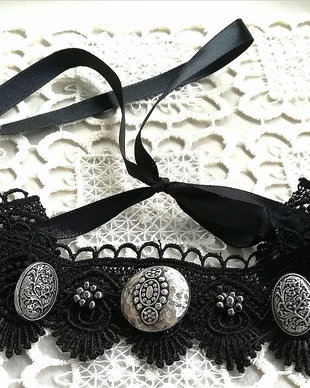 Chocker dantela neagra si nasturi antichizati gravati