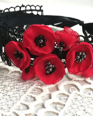 chocker dantela neagra cu buchet  flori rosii