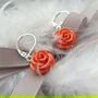 Cercei cu trandafiri coral și accesorii argintate