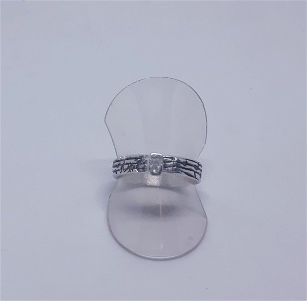 Inel unicat , tip bară, din argint fin, cu textură portativ si zirconiu alb dreptunghiular