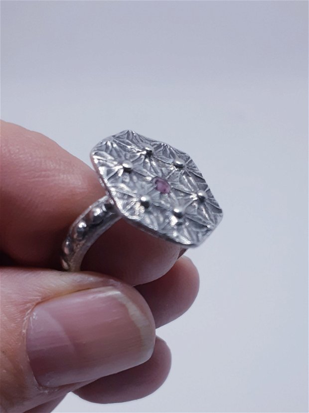 Inel unicat din argint fin, cu platou hexagonal, texturat cu model japonez Asanoha si ametist si bratara decorata cu bilute