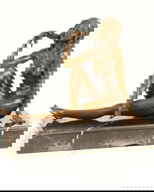 Nud- statueta erotica pe un soclu din marmura