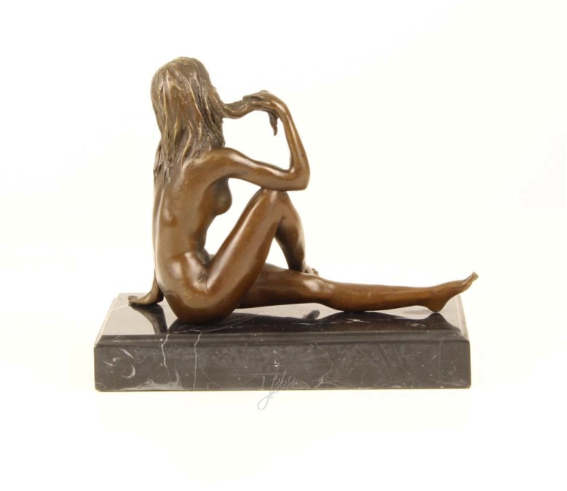 Nud- statueta erotica pe un soclu din marmura